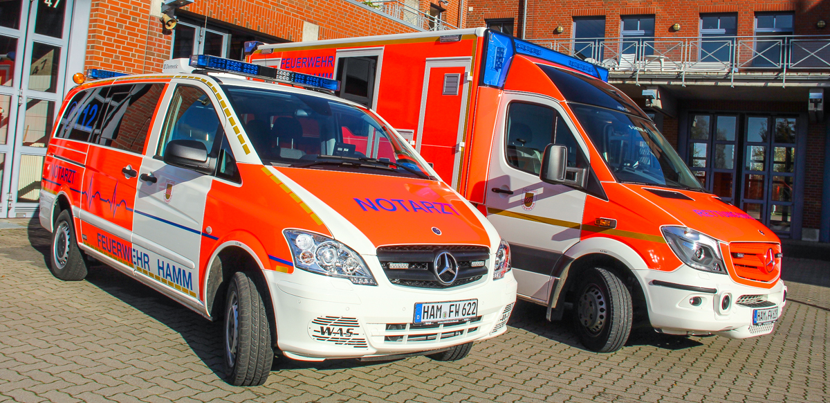 Das Notarzteinsatzfahrzeug (NEF) un der Infektionskrankentransportwagen (I-KTW).